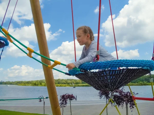 Ragazza Che Arrampica Nel Parco Avventura Corda Contro Cielo Blu — Foto Stock