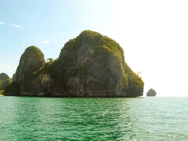 Tropik bir manzara. Railay Sahili, Krabi, Tayland Kayalıklar Manzarası