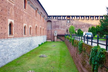 Milan, İtalya - 03 Mayıs 2017: Sforza 'nın kalesi beyaz gökyüzüne karşı