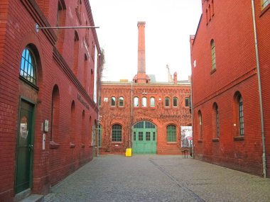 Berlin, Almanya - 01 Mart 2020: Pankow Berlin 'deki eski Heyn fabrikasında HeynH fe bar ve kafe. Demirhane şişe bira Berlin fabrikası