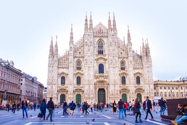 Milão Itália Maio 2017 Pessoas Que Vão Praça Duomo Milão — Fotografia de Stock