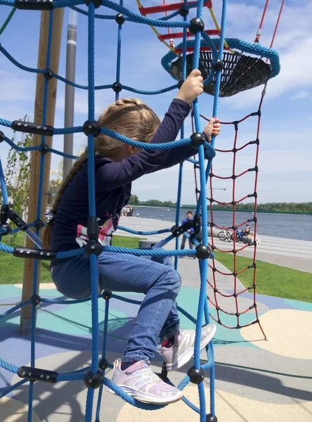 Das Mädchen Klettert Abenteuer Seilpark Vor Blauem Himmel — Stockfoto