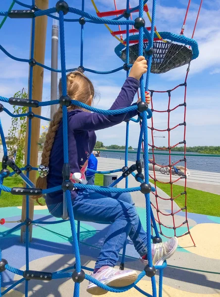 Das Mädchen Klettert Abenteuer Seilpark Vor Blauem Himmel — Stockfoto