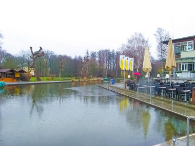 Berlin, Almanya - 05 Mart 2020: Almanya 'nın Spreewald bölgesindeki kır evleri veya Almanya' nın Berlin kentindeki Lehde parkı ile manzara