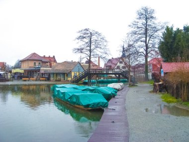 Berlin, Almanya - 05 Mart 2020: Almanya 'nın Spreewald bölgesindeki kır evleri veya Almanya' nın Berlin kentindeki Lehde parkı ile manzara