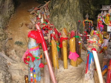 Prenses mağarasında oyulmuş ahşap penisler, Railay plajı, Tayland.