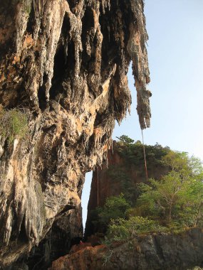 Railay adasındaki Phra Nang plajındaki kayalar, Tayland 'daki Krabi.