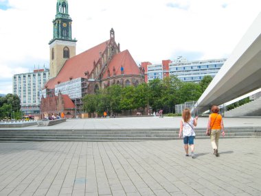 Berlin, Almanya - 28 Haziran 2019: Saint Kilisesi Berlin, Almanya 'da bulutlu bir günde