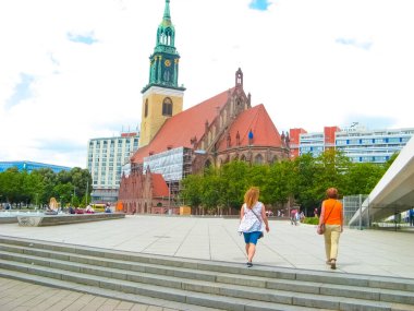 Berlin, Almanya - 28 Haziran 2019: Saint Kilisesi Berlin, Almanya 'da bulutlu bir günde