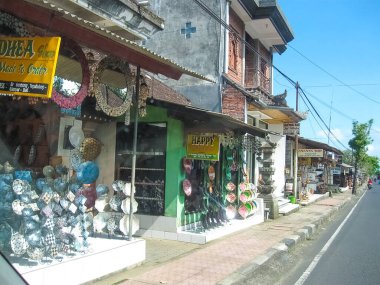 Ubud, Endonezya - 12 Nisan 2012: Endonezya 'nın Ubud kentindeki dükkanda oyulmuş ahşap heykel