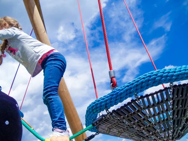 Das Mädchen Klettert Abenteuer Seilpark Vor Blauem Himmel — Stockfoto