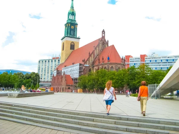 Berlin, Almanya - 28 Haziran 2019: Saint Kilisesi Berlin, Almanya 'da bulutlu bir günde