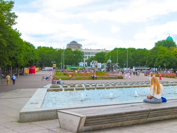 Берлін Німеччина Червня 2019 Люди Відпочивають Біля Фонтану Нептуна Берліні — стокове фото