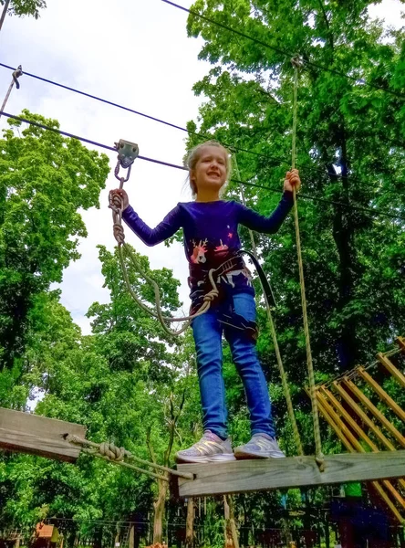 Fille Grimpant Dans Parc Corde Aventure Contre Les Arbres Verts — Photo