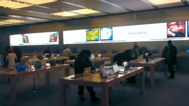 New York, ABD - 13 Şubat 2013: New York 'ta 13 Şubat 2013 tarihinde Apple mağazası. Dünyanın en büyük halka açık şirket tasarımları ve tüketici elektroniği ve bilgisayar ürünleri satışıdır..