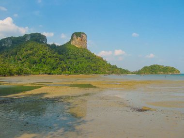 Tropikal manzara. Railay, Krabi, Tayland. Kayanın ve teknenin manzarası