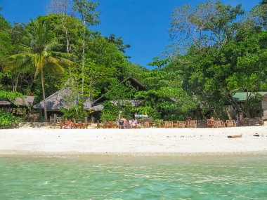 Phi Phi Adaları, Tayland - 4 Şubat 2010: Tayland, Andaman Denizi 'ndeki Phi Phi Adaları' nın güneşli gününde Viking Resort 'taki sahil evleri