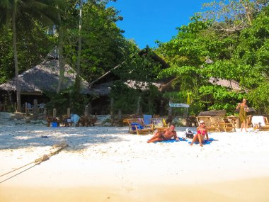 Phi Phi Adaları, Tayland - 4 Şubat 2010: Tayland, Andaman Denizi 'ndeki Phi Phi Adaları' nın güneşli gününde Viking Resort 'taki sahil evleri