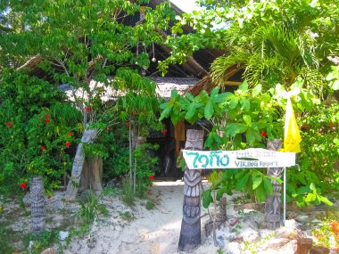 Phi Phi Adaları, Tayland - 4 Şubat 2010: Andaman Denizi, Tayland 'daki Phi Phi Adaları' nın güneşli gününde Viking Resort 'un sahil girişi