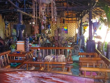 Phi Phi Adaları, Tayland - 4 Şubat 2010: Andaman Denizi, Tayland 'daki Phi Phi Adaları' nın güneşli gününde Viking Resort 'un sahil girişi