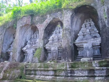 Gunung Kawi Tapınağı ve Candi Bali, Endonezya 'da ormanda.