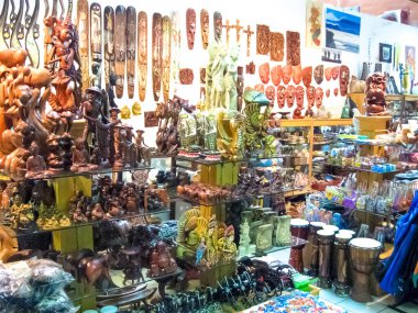 Ubud, Endonezya - 12 Nisan 2012: Endonezya 'nın Ubud kentindeki dükkanda oyulmuş ahşap heykel