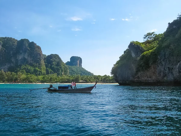 Tropikalny Krajobraz Railay Krabi Tajlandia Widok Skałę Łódź — Zdjęcie stockowe