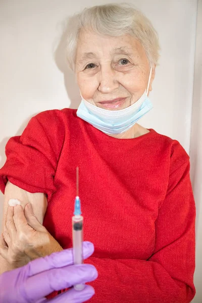 Doctor Vacunando Una Buena Mujer Mayor Vacunación Contra Enfermedad Invernal — Foto de Stock