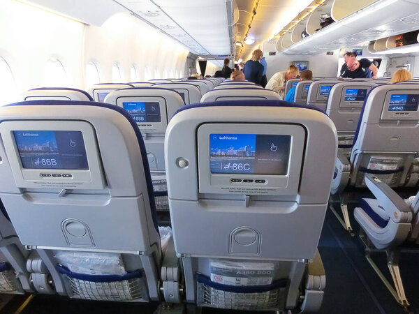 Майами, США - 12 мая 2018 года: Люди ищут свои места и интерьер Airbus A380-800 перед полетом в Майами, США 12 мая 2018 года