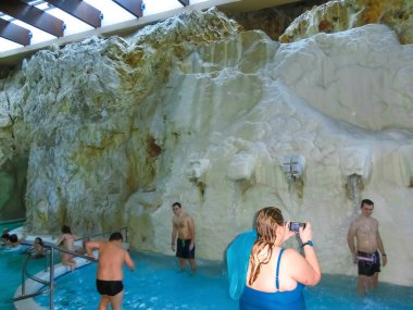 Miskolc, Macaristan - 03 Ocak 2016: Turistler, Macaristan 'ın Miskolc Macaristan doğumlu SPA' sı olan termal suyla mağarada eğleniyorlar.: