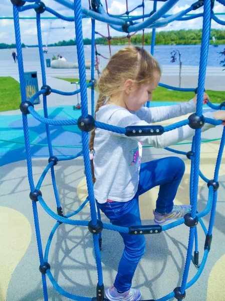 Das Mädchen Klettert Abenteuer Seilpark Vor Blauem Himmel — Stockfoto