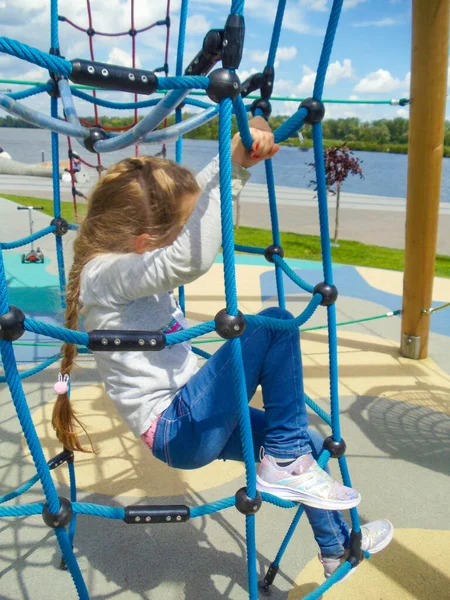 Das Mädchen Klettert Abenteuer Seilpark Vor Blauem Himmel — Stockfoto