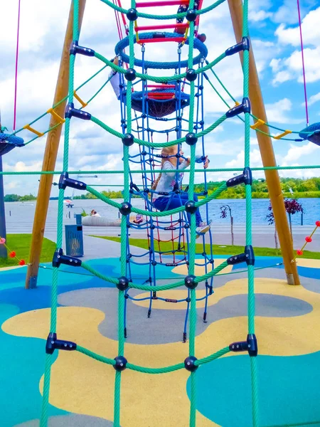 Das Mädchen Klettert Abenteuer Seilpark Vor Blauem Himmel — Stockfoto