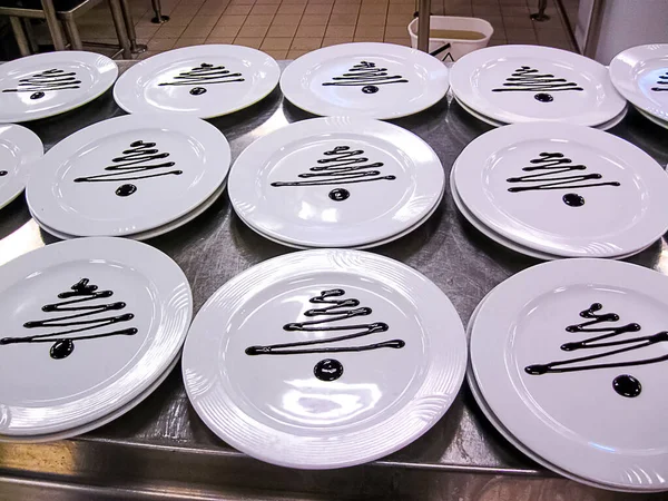 Меню Белых Тарелок Десертов Кухне Круизного Лайнера — стоковое фото