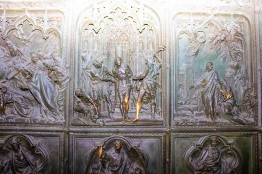 İtalya 'daki Katedral ya da Duomo di Milano' nun gece manzarası