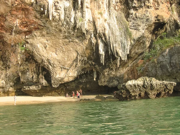 Wyspa Railay Tajlandia Lutego 2010 Ludzie Odpoczywający Tropikalnej Plaży Railay — Zdjęcie stockowe