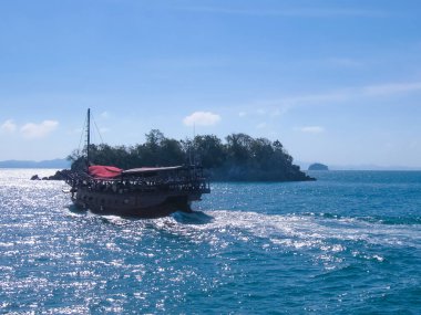 Tayland 'daki Phang Nga Ulusal Parkı' nın okyanusundaki yat.