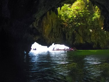 Tayland 'daki Phang Nga Ulusal Parkı' ndaki kano tekneleri.