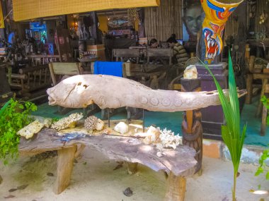 Phi Phi Adaları, Tayland - 4 Şubat 2010: Andaman Denizi, Tayland 'daki Phi Phi Adaları' nın güneşli gününde Viking Resort 'un sahil girişi