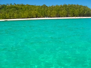 Bambu Adası 'nın bulanık görüntüsü. Andaman Denizi 'nde, Tayland' daki phi-phi adalarına yakın başka bir adadır.