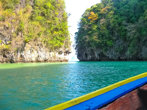 熱帯の風景です クラビ 岩やボートの眺め — ストック写真
