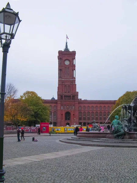 Berlin Deutschland Juni 2019 Die Menschen Ruhen Neptunbrunnen Berlin Deutschland — Stockfoto