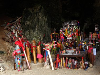 Prenses mağarasında oyulmuş ahşap penisler, Railay, Tayland.