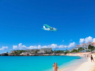 Philipsburg, Sint Maarten - 10 Şubat 2013: Maho Körfezi 'ndeki kumsalda yaşayan insanlar