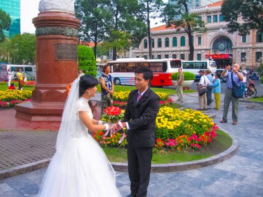 Hanoi, Vietnam - 11 Şubat 2011: Fotoğrafçı düğünden sonra fotoğraf çekti.