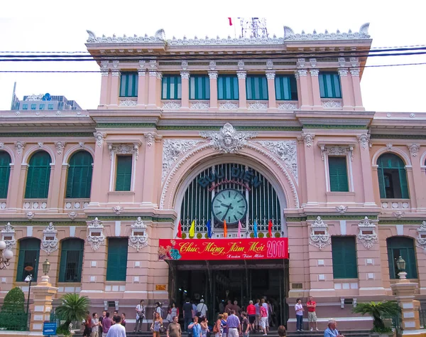 Hanoi, Vietnam - 11 februari 2011: Folk kommer för att besöka det centrala postkontoret i nyklassisk arkitektonisk stil — Stockfoto