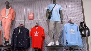 Kyiv, Ukrayna - 15 Ağustos 2020: Ukrayna 'nın Kyiv kentindeki Adidas mağazasında tişört sergisi