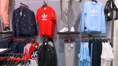 Kyiv, Ukrayna - 15 Ağustos 2020: Ukrayna 'nın Kyiv kentindeki Adidas mağazasında tişört sergisi