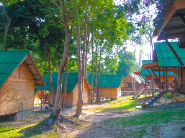 Kho Lipe, Satun, Tayland - 07 Şubat 2011: Tayland 'daki Mountain Resort, Koh Lipe, Satun, Tayland' daki tropik sahil evleri.