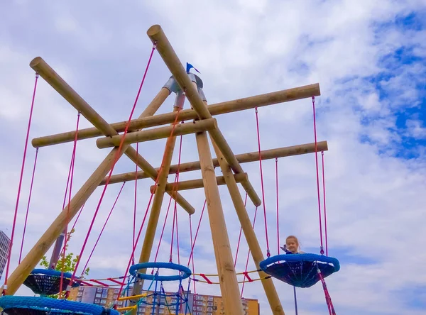 Menina Escalando Parque Corda Aventura Contra Céu Azul — Fotografia de Stock